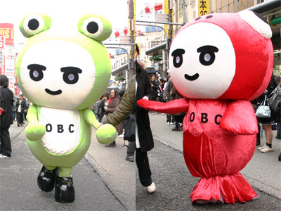 OBC（ラジオ大阪）のカエ（緑色）とタイ（赤色）