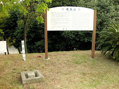 険しい山道を登る