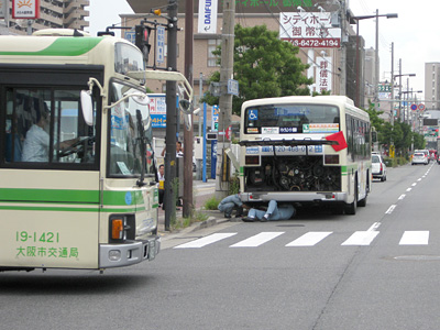 市バス故障修理中