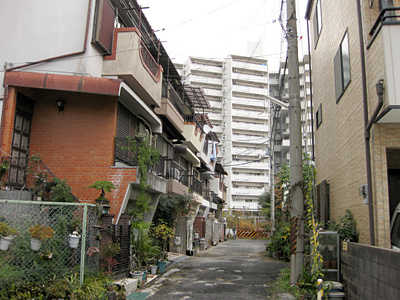 新旧の重なる街並