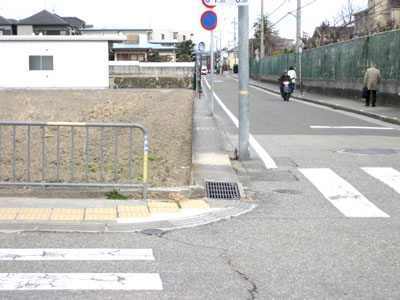 細すぎる歩道